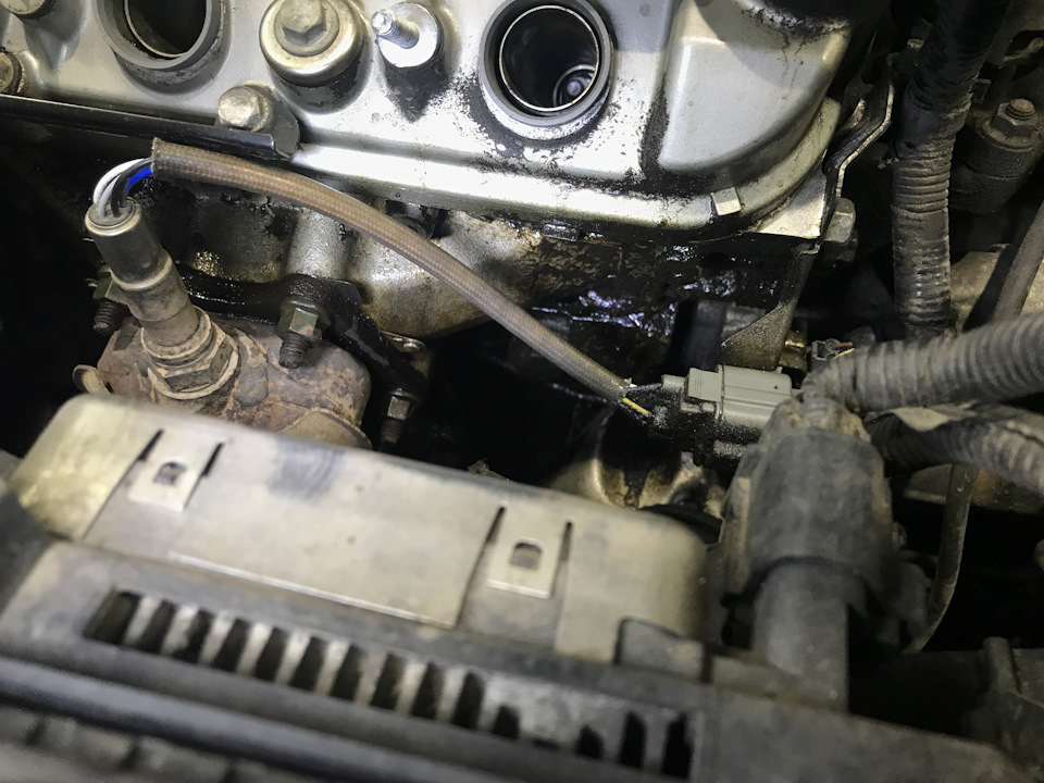Течь прокладки клапанной крышки двигателя J35A8 на Honda Legend