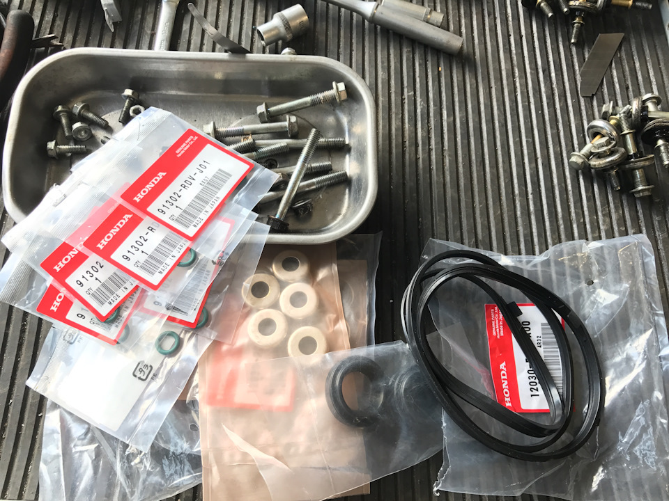 Плановая регулировка клапанов и замена лобового на Honda Legend KB1