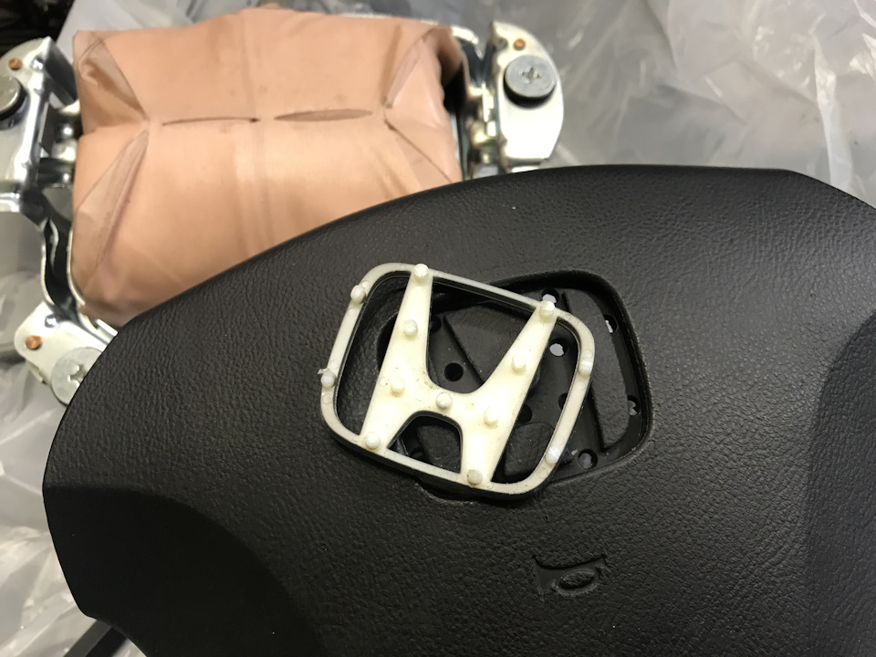 Замена эмблемы Honda на руле
