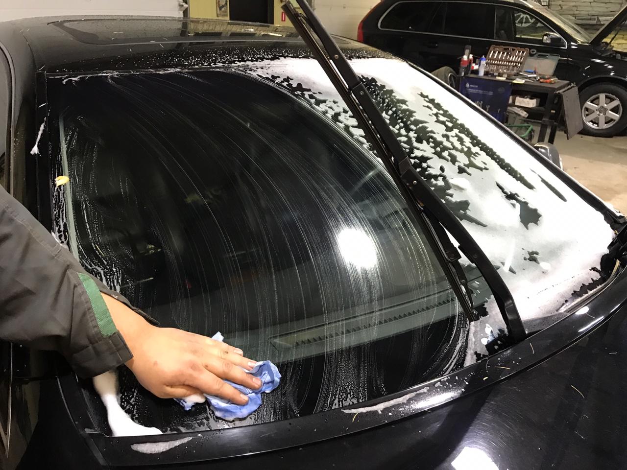 Тонировка стекла автомобиля своими руками. Стекло автомобиля. Тонированное авто. Защитное покрытие лобового стекла. Лобовое стекла автомобиля.